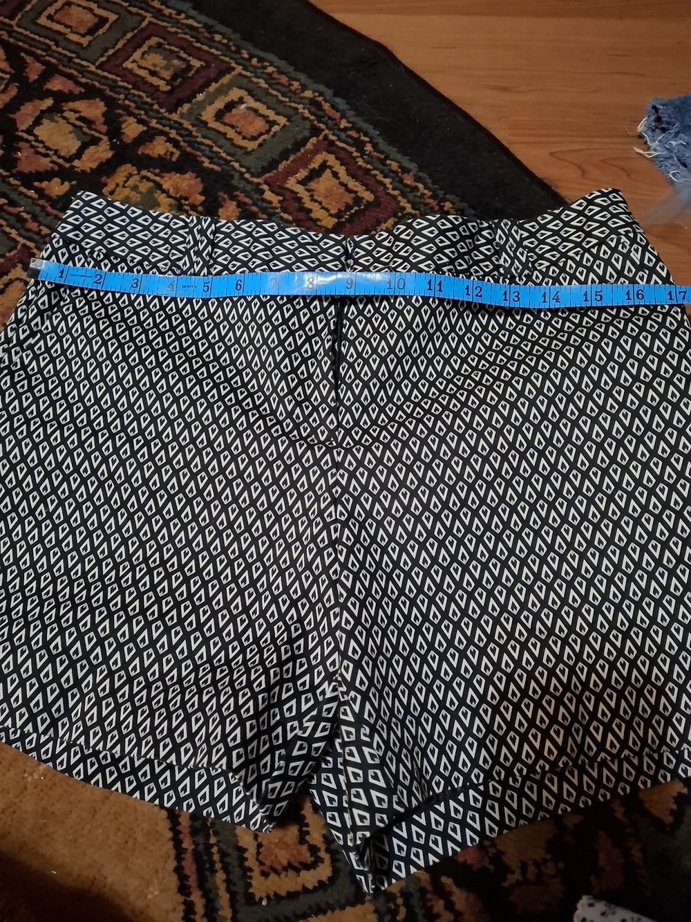 Worthington Modern Fit Black White Geometric Shorts Size 6 (CFD 083)